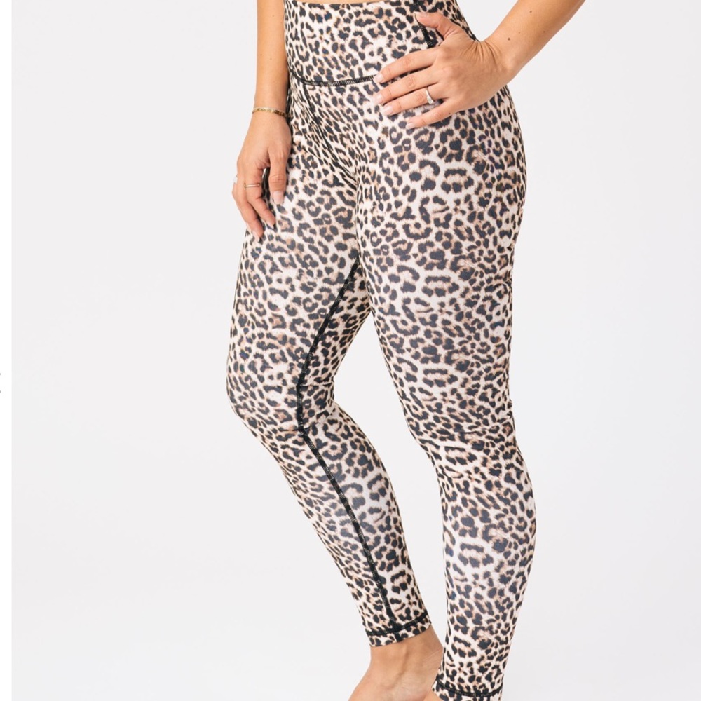 ZYIA Activewear Leopard Brilliant Scrunchy What Hi-Rise 7/8 24” leggings